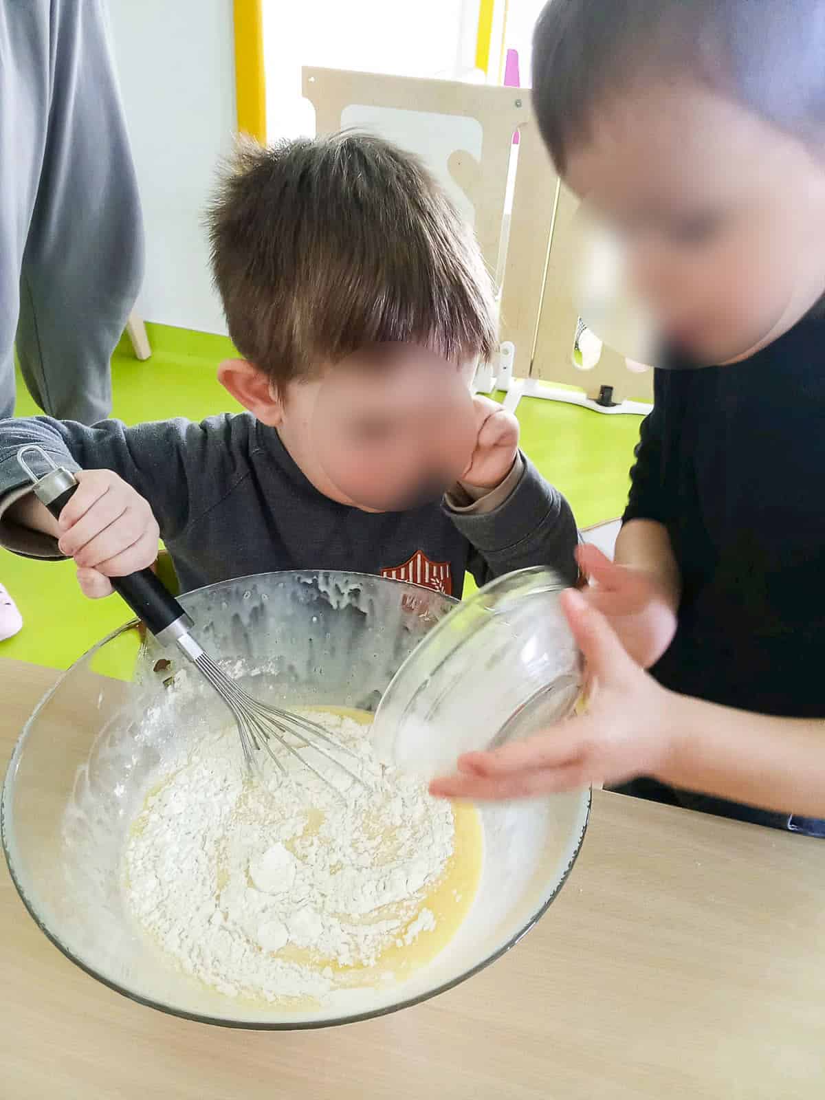 Les enfants s'entraident lors des ateliers cuisine.