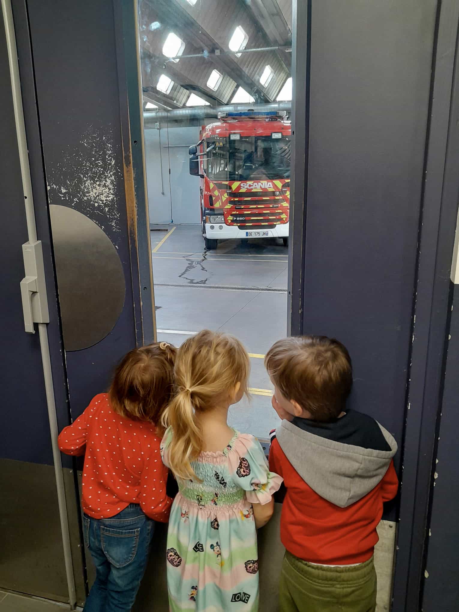 Les enfants de la crèche Oursons et Cie de Rambouillet visitent la caserne des pompiers.